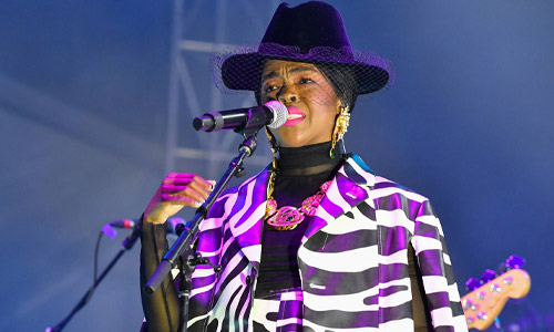 Lauryn Hill postpones tour due to vocal strain
