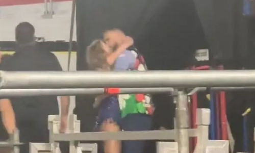 Taylor Swift and Travis Kelce kiss after Buenos Aires show