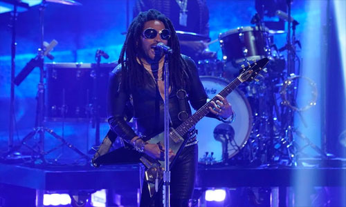 Lenny Kravitz performs at the Peoples Choice Awards