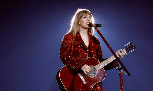 Taylor Swift Shimmers in Melbourne Performance