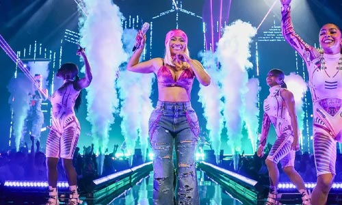 Nicki Minaj Yells At Hair Stylist On Pink Friday 2 Tour